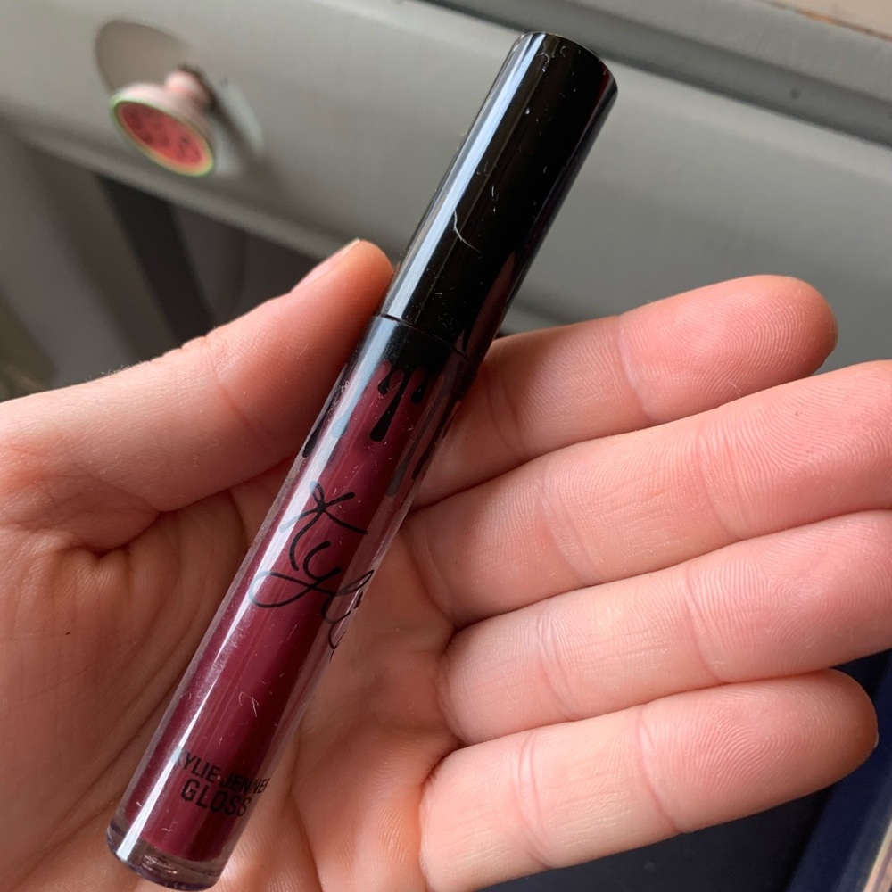 Kylie Liquid Lipstick “Jolly”